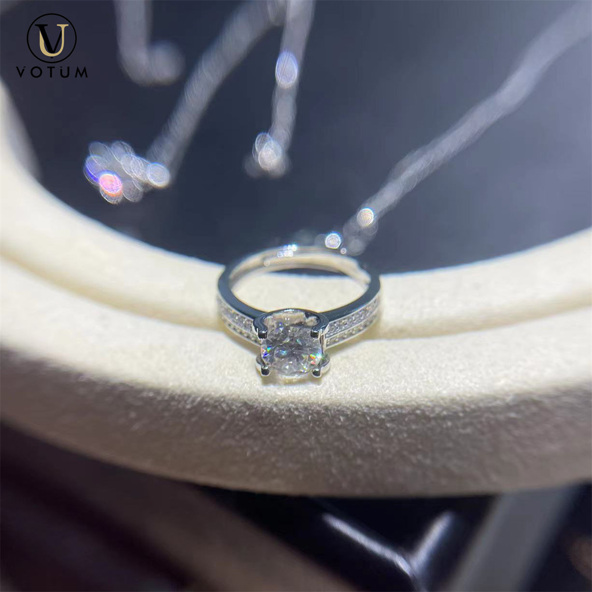 Votum Factory Wholesale 1carat Moissanite Sparking Diamond 925 Sterling Silver Ring with 18K Gold Plated Engagement Wedding Jewellery Accessories Fine Jewelry
