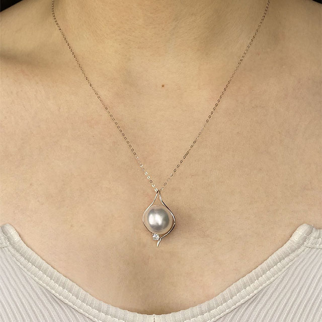 11-12mm Cultured White Pearl Charm Pendant with Natural Sapphire Stone